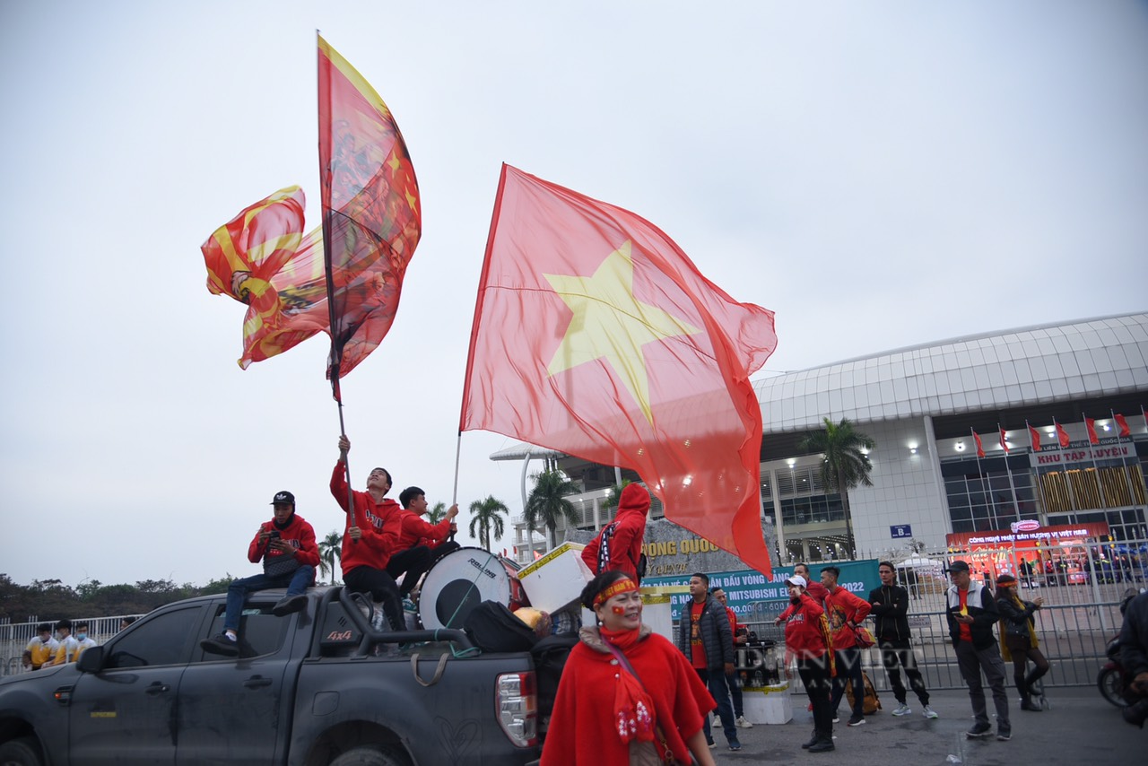 Hàng nghìn CĐV kéo về sân Mỹ Đình tiếp lửa cho ĐT Việt Nam - Ảnh 11.