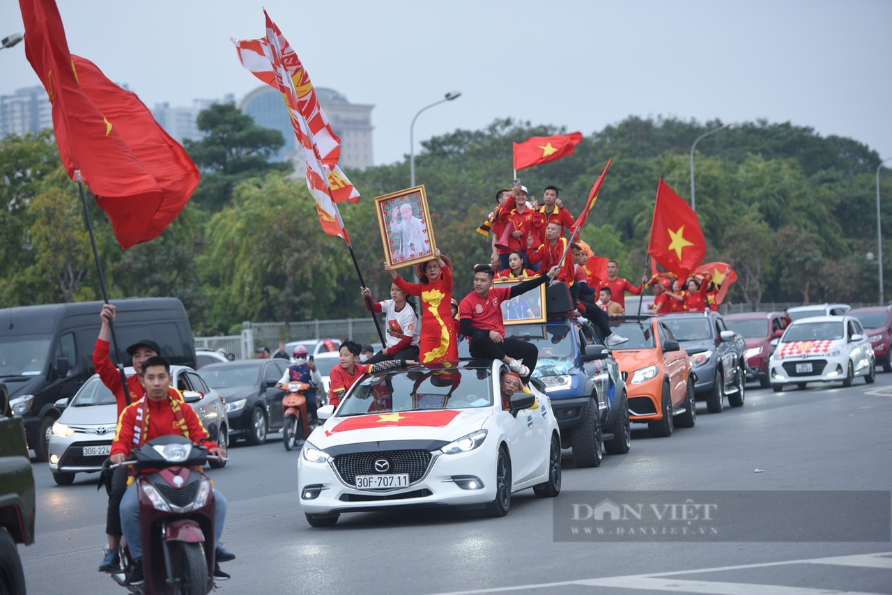 Hàng nghìn CĐV kéo về sân Mỹ Đình tiếp lửa cho ĐT Việt Nam - Ảnh 10.
