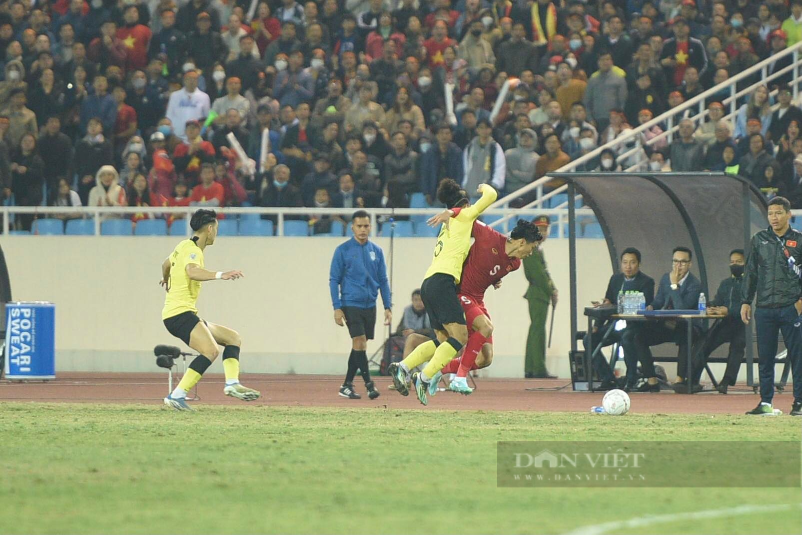 Cầu thủ Malaysia vừa nhận thẻ đỏ, vừa bị phạt đền vì phạm lỗi ngoài sân với Văn Hậu, vì sao? - Ảnh 4.