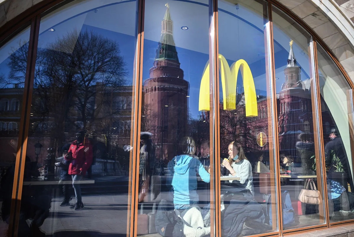 Mọi người dùng bữa tại một nhà hàng McDonald ở Moscow. (Nguồn: AFP/Getty Images).