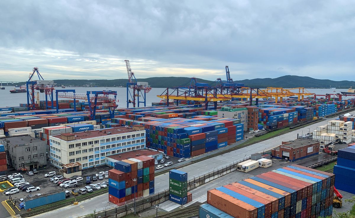 Quang cảnh chung tại cảng ở Vladivostok, Nga ngày 5 tháng 9 năm 2022. Ảnh: @REUTERS/Vladimir Soldatkin.