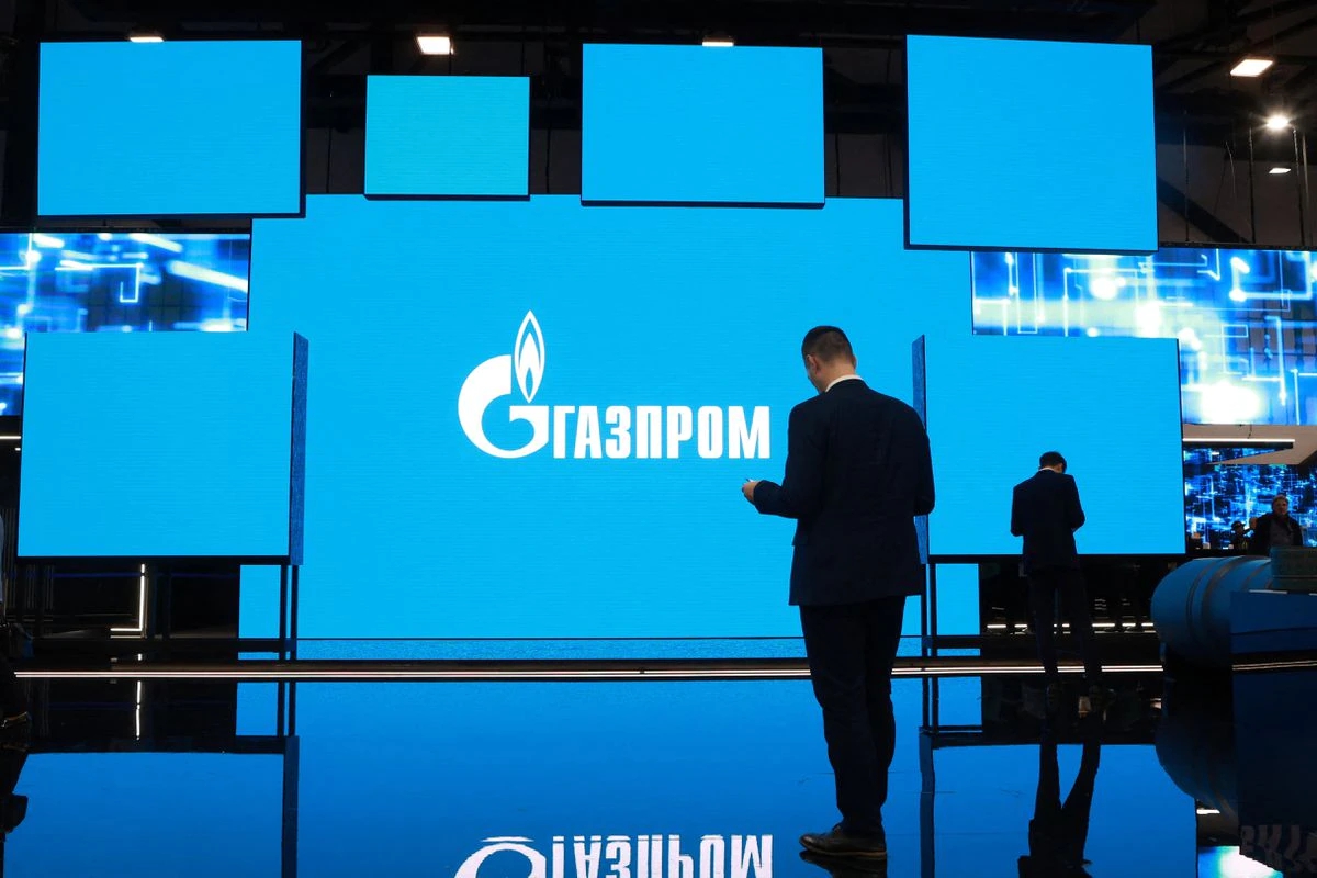 Logo của Gazprom được hiển thị trên màn hình trong diễn đàn khí đốt quốc tế Saint Petersburg ở Saint Petersburg, Nga ngày 15 tháng 9 năm 2022. Ảnh: @REUTERS/Anton Vaganov.