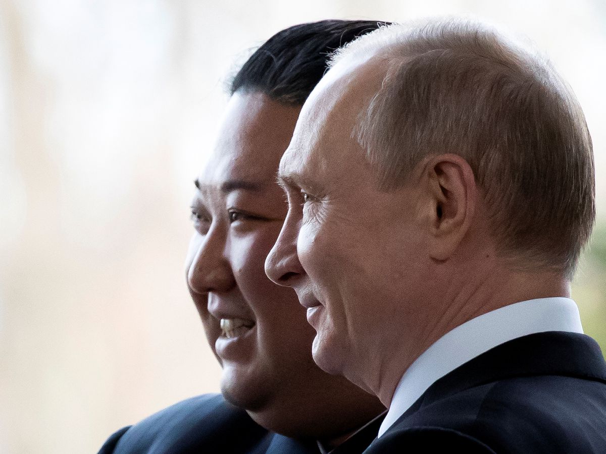 Tổng thống Nga Vladimir Putin và nhà lãnh đạo Triều Tiên Kim Jong Un chụp ảnh trong cuộc gặp của họ ở Vladivostok, Nga, ngày 25 tháng 4 năm 2019. Ảnh: @Alexander Zemlianichenko/Pool via REUTERS.