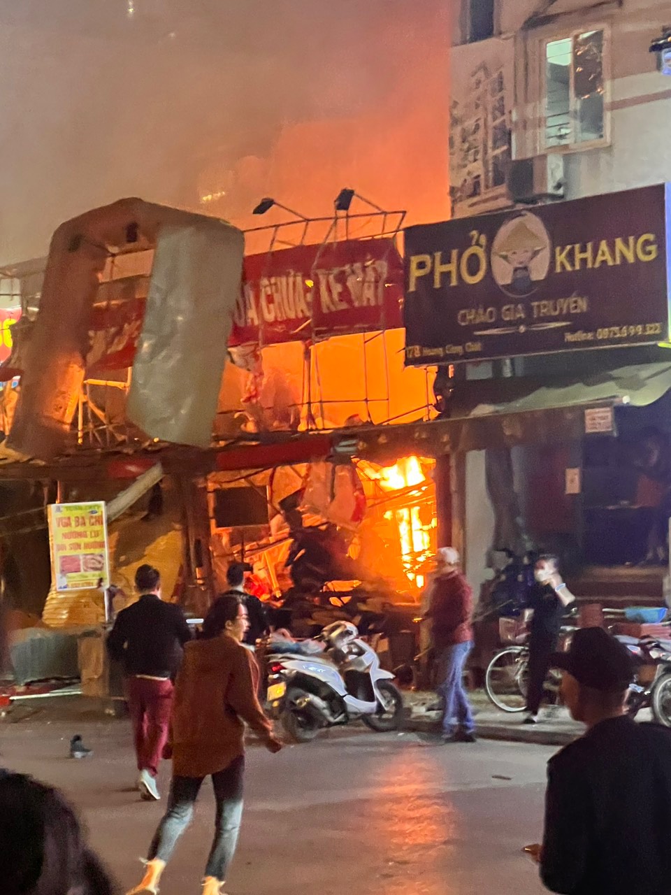Cảnh sát bác bỏ thông tin có người tử vong trong vụ nổ lớn ở Hà Nội - Ảnh 1.