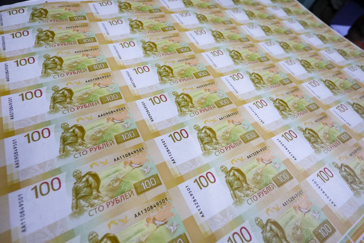 Các tờ tiền giấy 100 rúp được thiết kế mới của Nga được nhìn thấy tại nhà máy in Goznak ở Mátxcơva, Nga ngày 6 tháng 7 năm 2022. Ảnh: @Thông tấn xã Mátxcơva/Bản phát hành qua REUTERS.