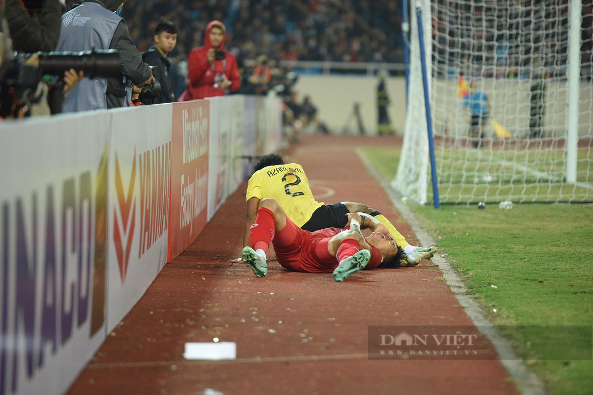 CĐV Malaysia chửi rủa trọng tài sau khi đội nhà thua Việt Nam - Ảnh 1.