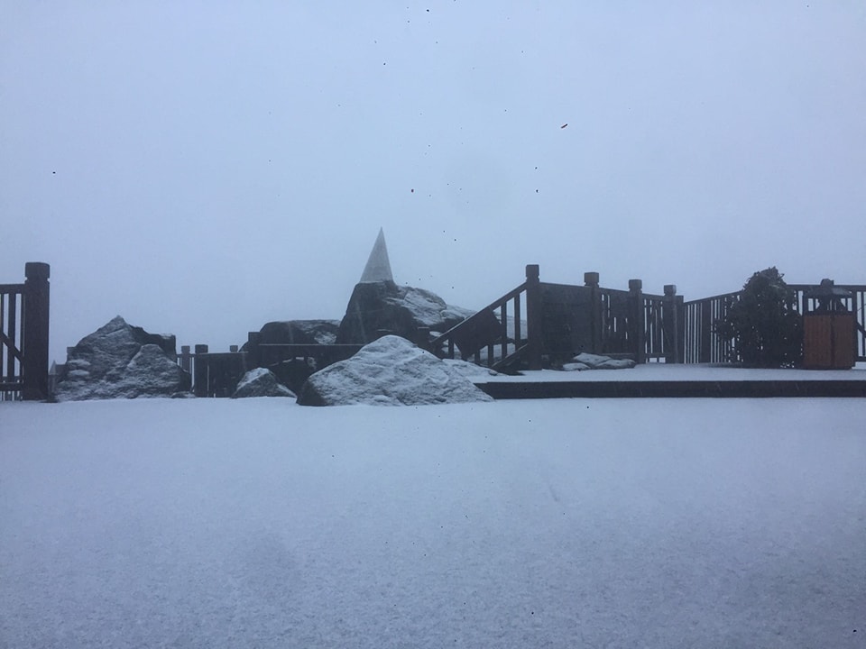 Xuất hiện cơn mưa tuyết trên đỉnh Fansipan - Ảnh 3.