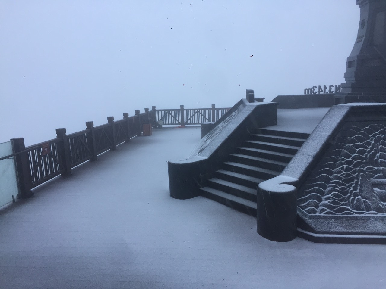 Xuất hiện cơn mưa tuyết trên đỉnh Fansipan - Ảnh 7.