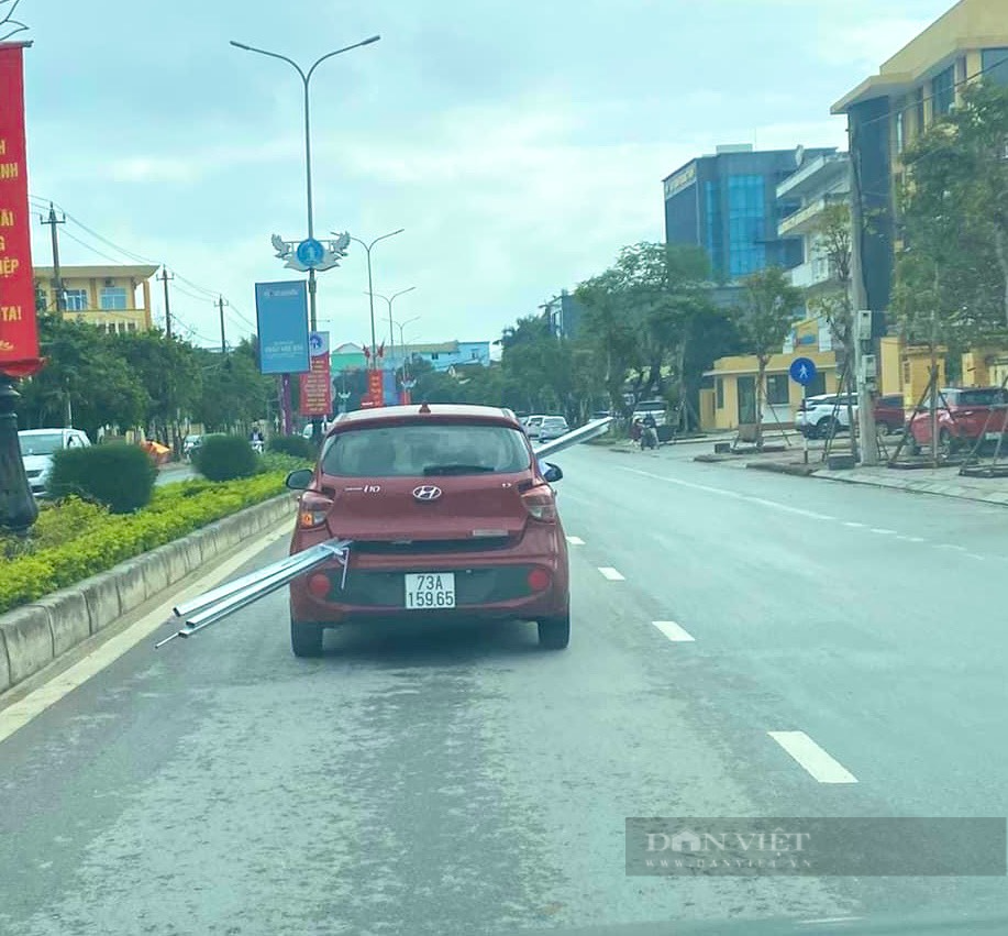 Nam thanh niên xuyên thanh kim loại qua xe ô tô con lưu thông trên đường bị phạt nặng - Ảnh 1.