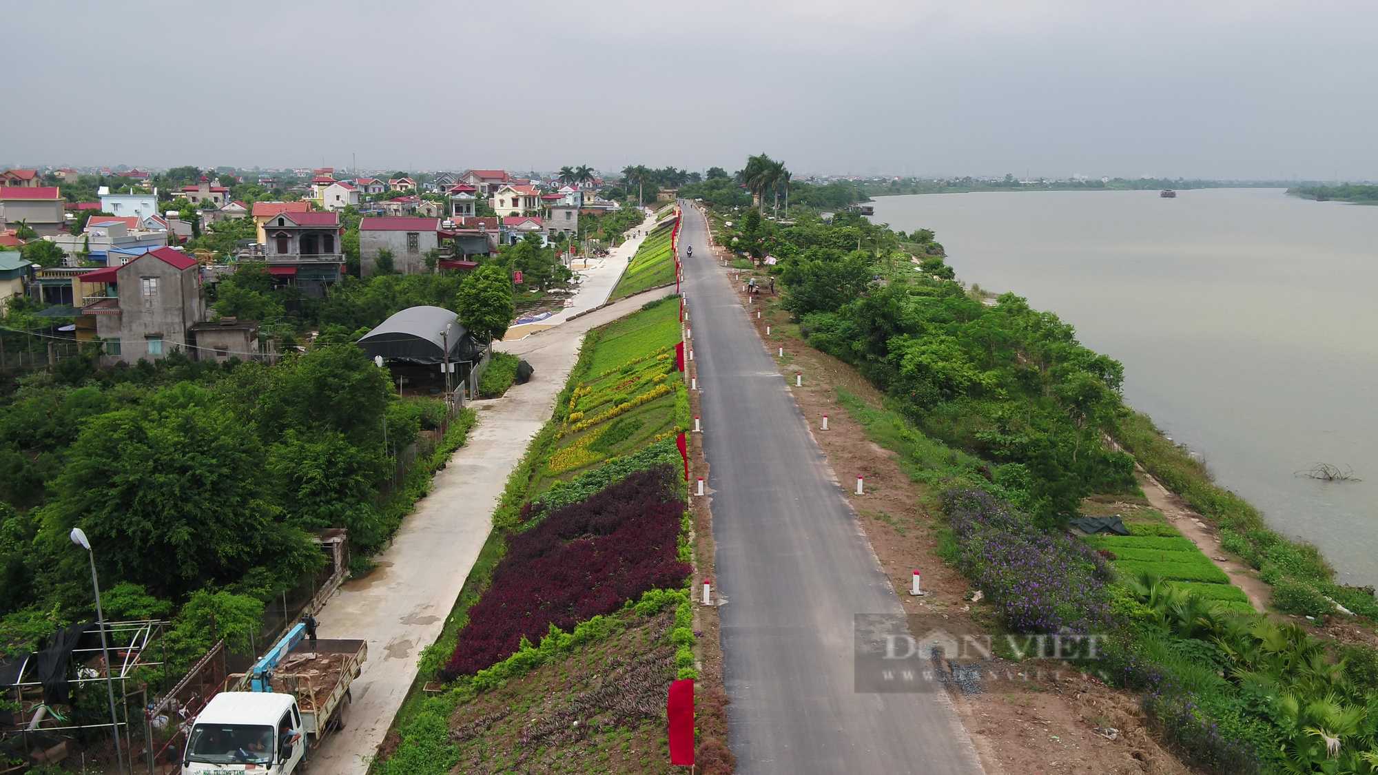 Điểm nhấn bất ngờ trên tuyến đê kiểu mẫu &quot;hút hồn&quot; người dân ở Nam Định - Ảnh 2.