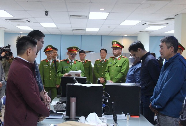 Công an khám xét khẩn cấp Phòng Kiểm định xe cơ giới, Cục Đăng kiểm Việt Nam - Ảnh 2.