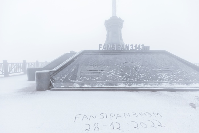 Du khách thích thú check-in, nặn người tuyết trên đỉnh Fansipan  - Ảnh 1.