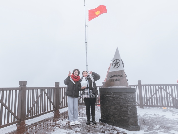 Du khách thích thú check-in, nặn người tuyết trên đỉnh Fansipan  - Ảnh 6.