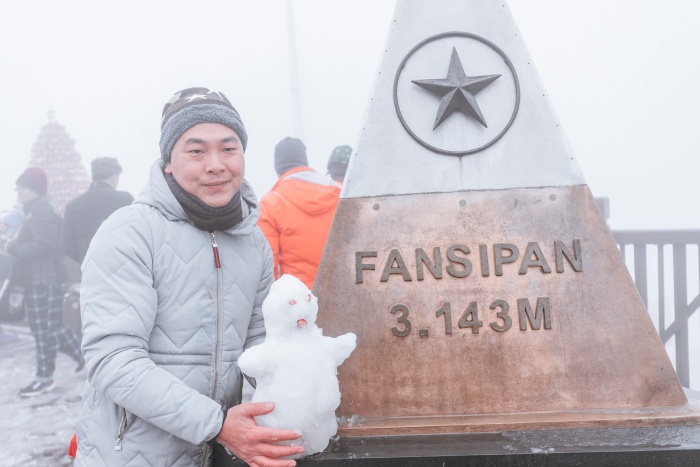 Du khách thích thú check-in, nặn người tuyết trên đỉnh Fansipan  - Ảnh 9.