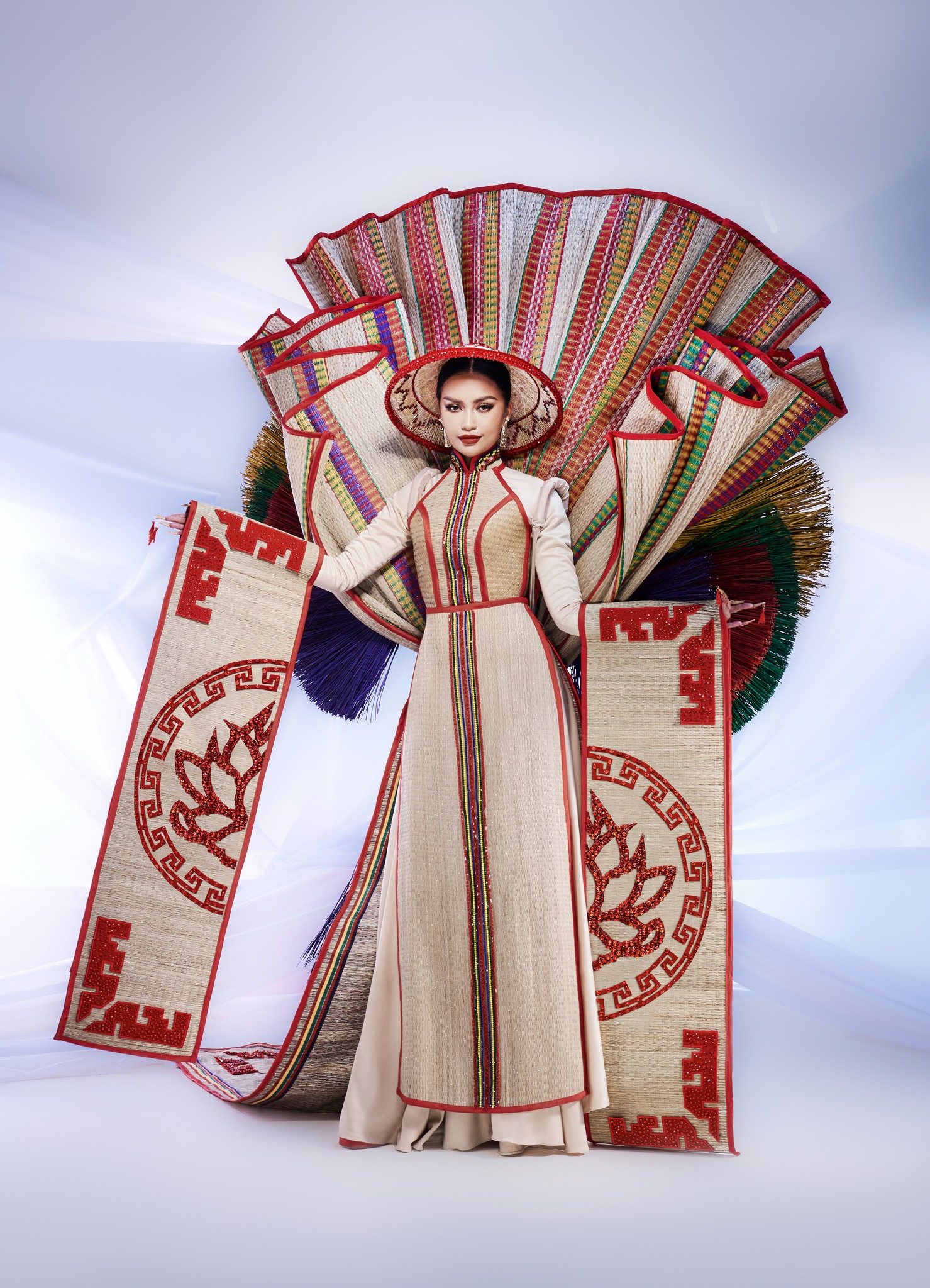 BTC Hoa hậu Hoàn vũ Việt Nam nói gì về họa tiết trên trang phục dân tộc của Ngọc Châu gây tranh cãi? - Ảnh 1.