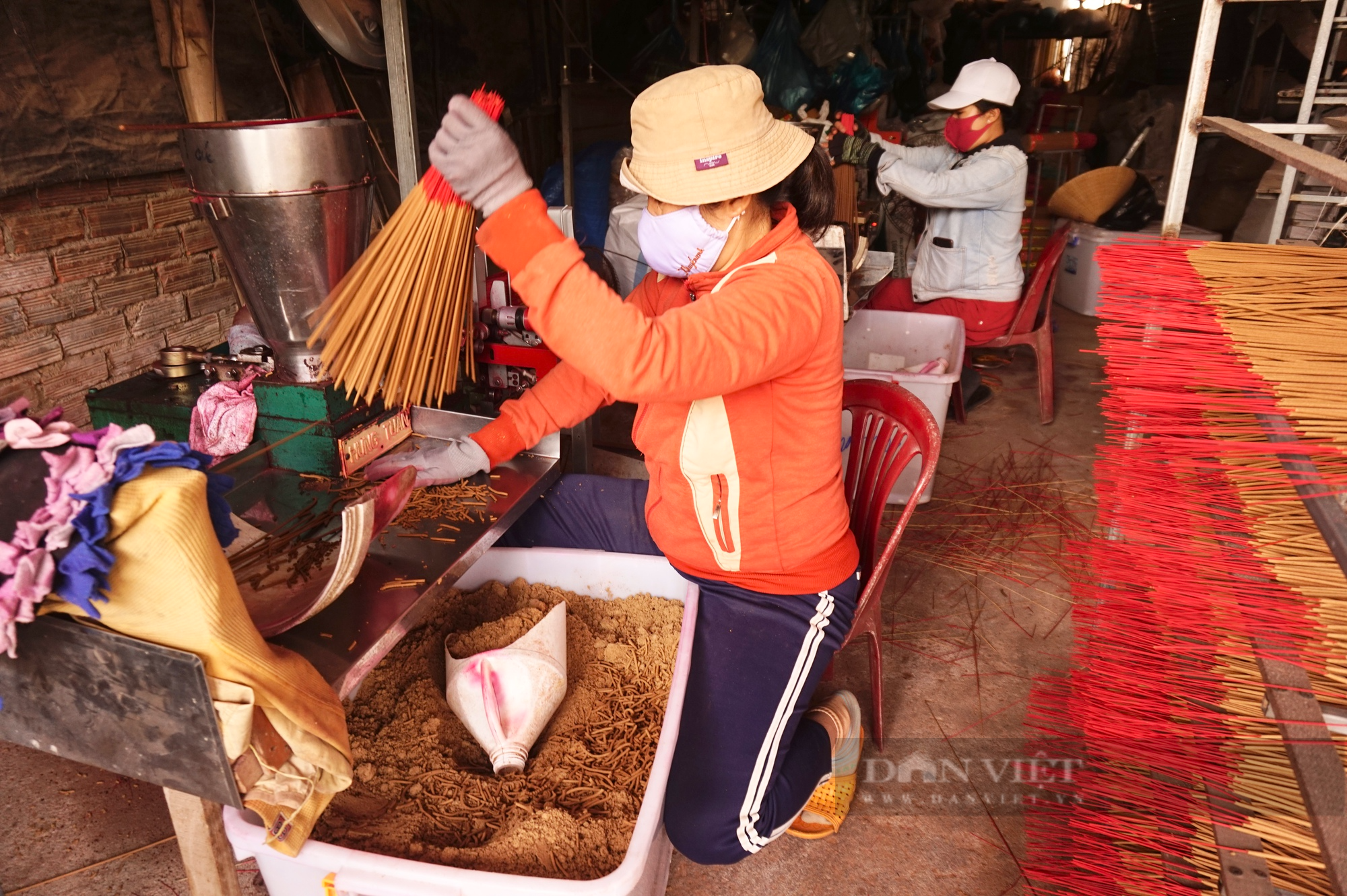 Quảng Nam: Dân làng này “chạy nước rút” ngày cận Tết làm ra sản phẩm nhà giàu nhà nghèo đều dùng - Ảnh 3.