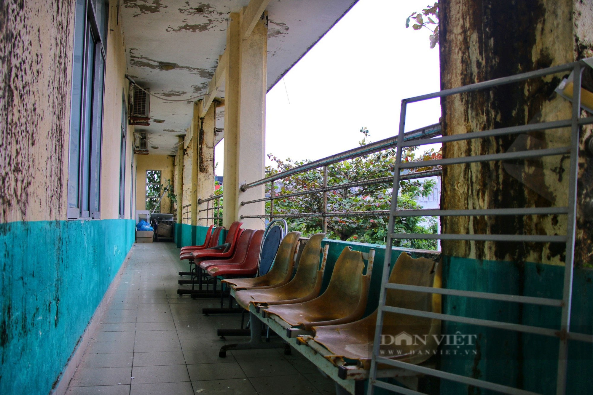 Đà Nẵng: Trung tâm y tế xuống cấp nghiêm trọng, bệnh nhân vừa khám vừa lo - Ảnh 3.