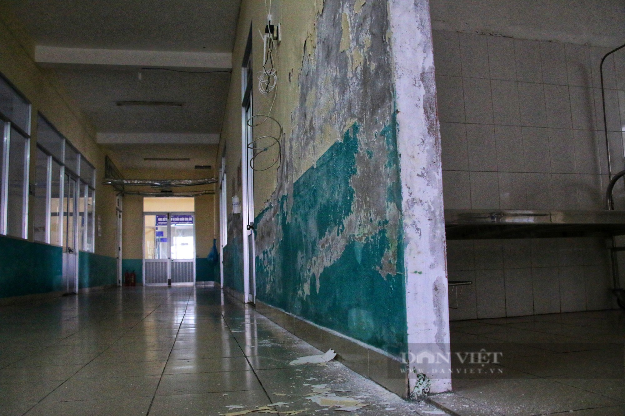 Đà Nẵng: Trung tâm y tế xuống cấp nghiêm trọng, bệnh nhân vừa khám vừa lo - Ảnh 4.