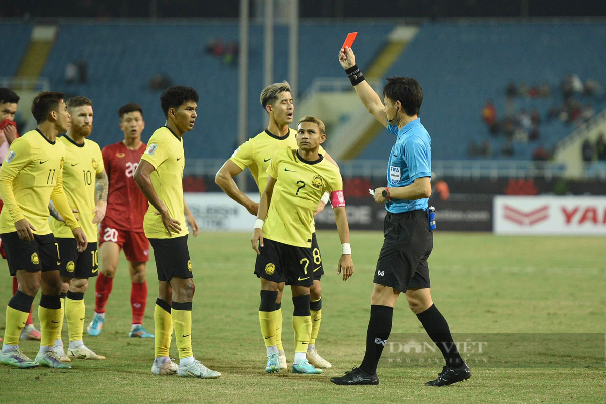 Tin tối (29/12): Trọng tài bắt trận Việt Nam vs Malaysia… “treo còi” - Ảnh 1.