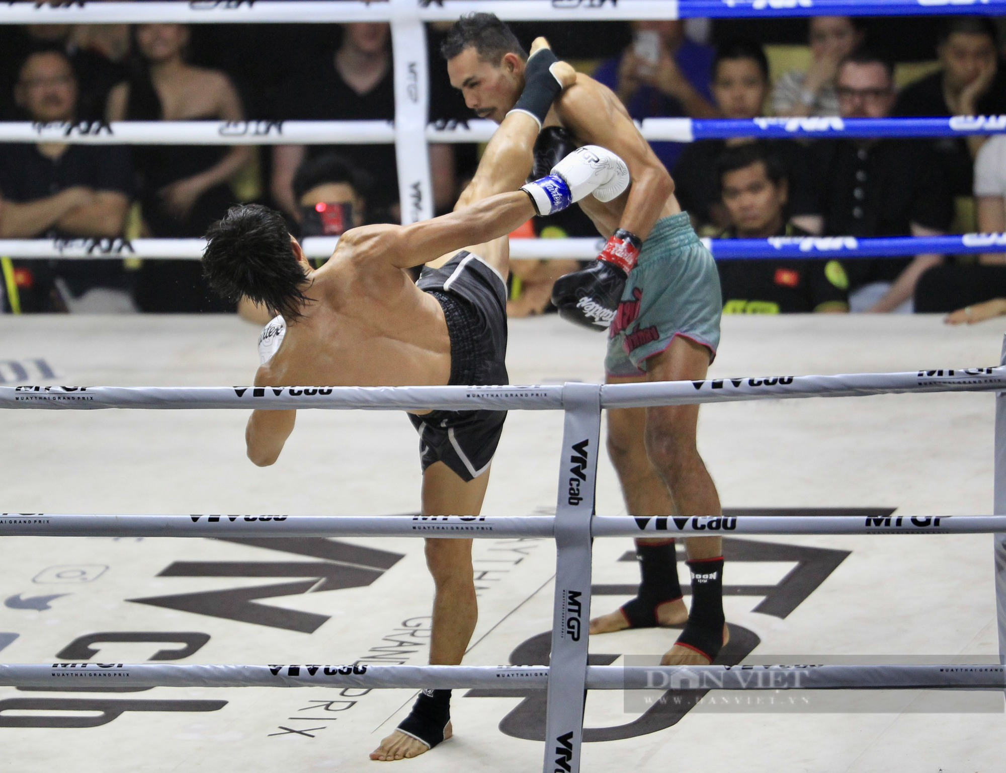 Thắng kịch tính võ sĩ Thái Lan, Nguyễn Trần Duy Nhất giành đai bạc MTGP - Ảnh 12.
