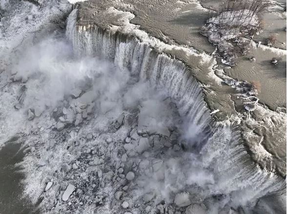Video: Thác Niagara của Mỹ gần như đóng băng trong cơn bão tuyết lịch sử - Ảnh 2.