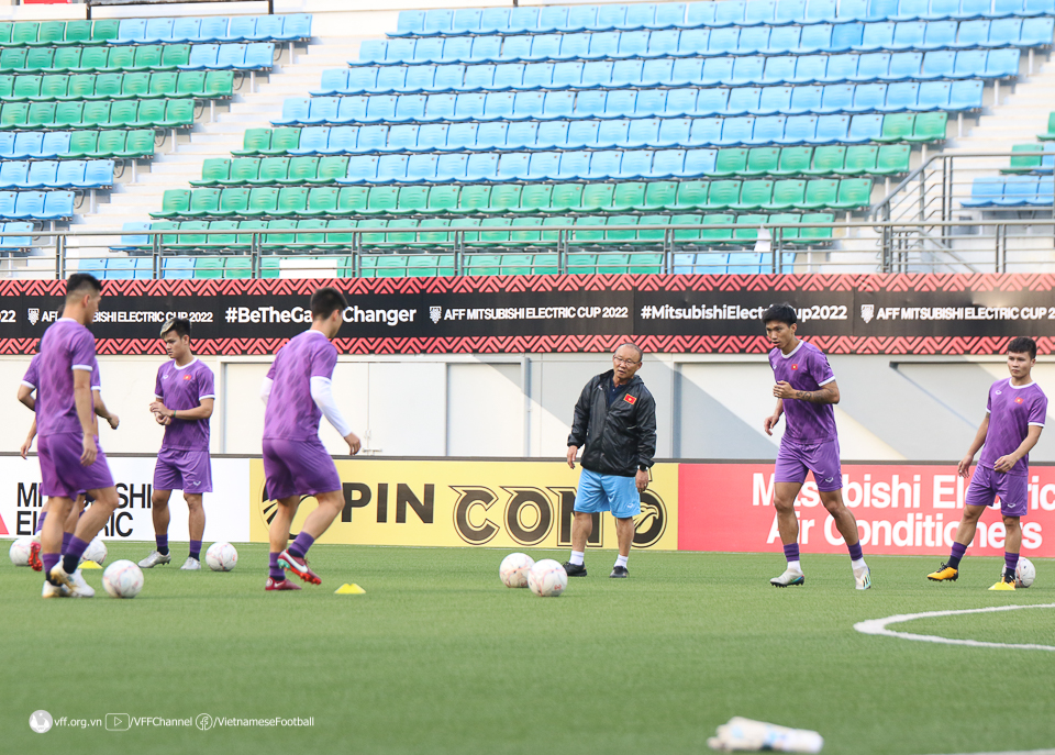 HLV Park Hang-seo: &quot;Tôi không hiểu sao Singapore tổ chức trận đấu trên sân cỏ nhân tạo&quot; - Ảnh 2.