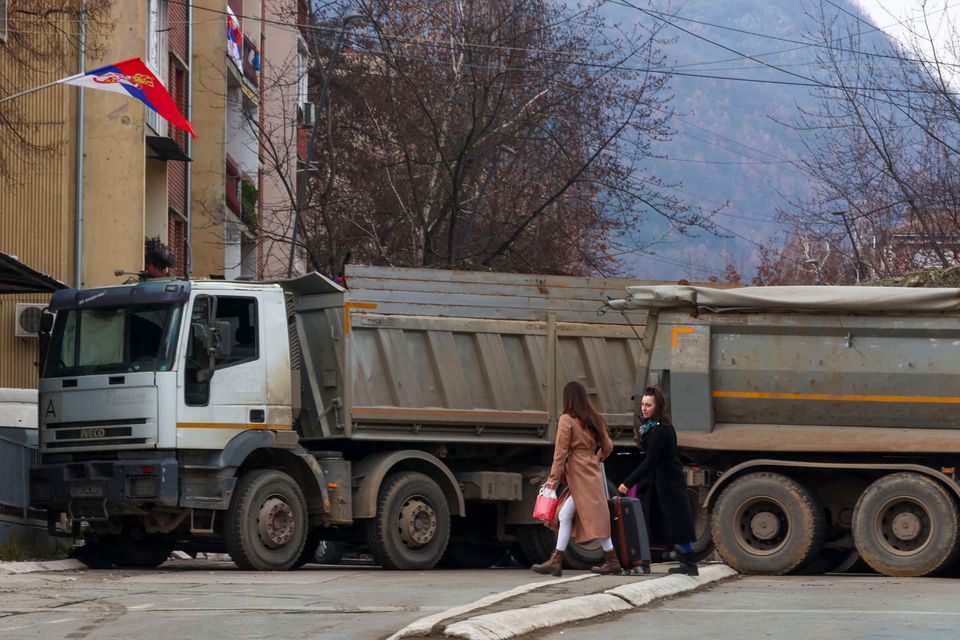 Người Serb ở phía bắc Kosovo bắt đầu dỡ bỏ chướng ngại vật - Ảnh 1.