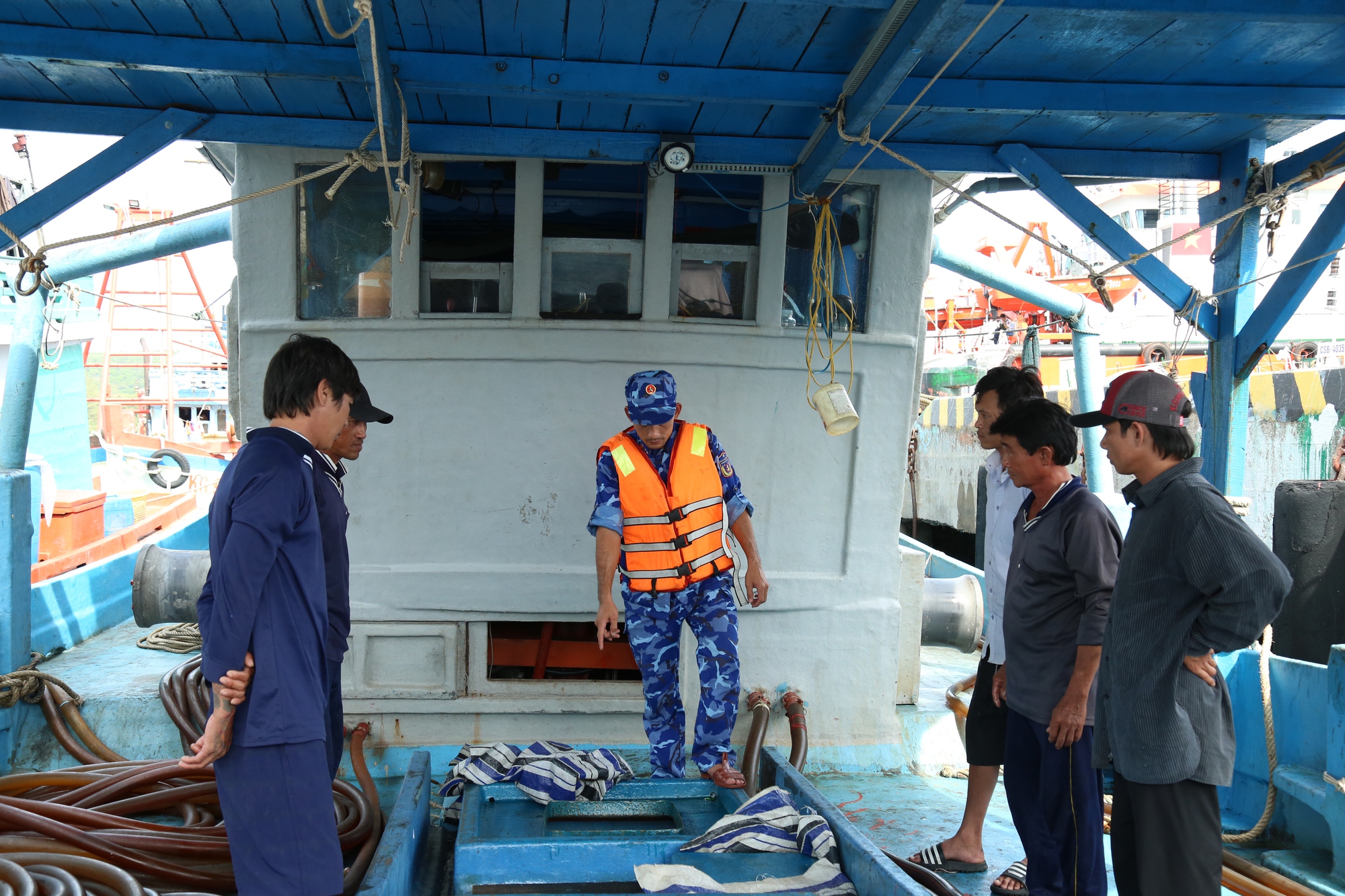 Cảnh sát biển 4 lập bắt giữ một tàu vận chuyển khoảng 45.000 lít dầu D.O - Ảnh 1.