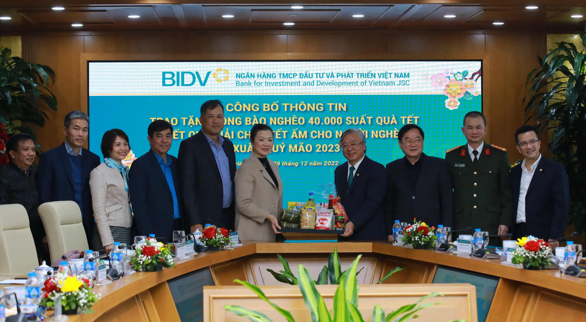 BIDV dành 20 tỷ đồng tặng quà Tết cho người nghèo Xuân Quý Mão 2023 - Ảnh 1.
