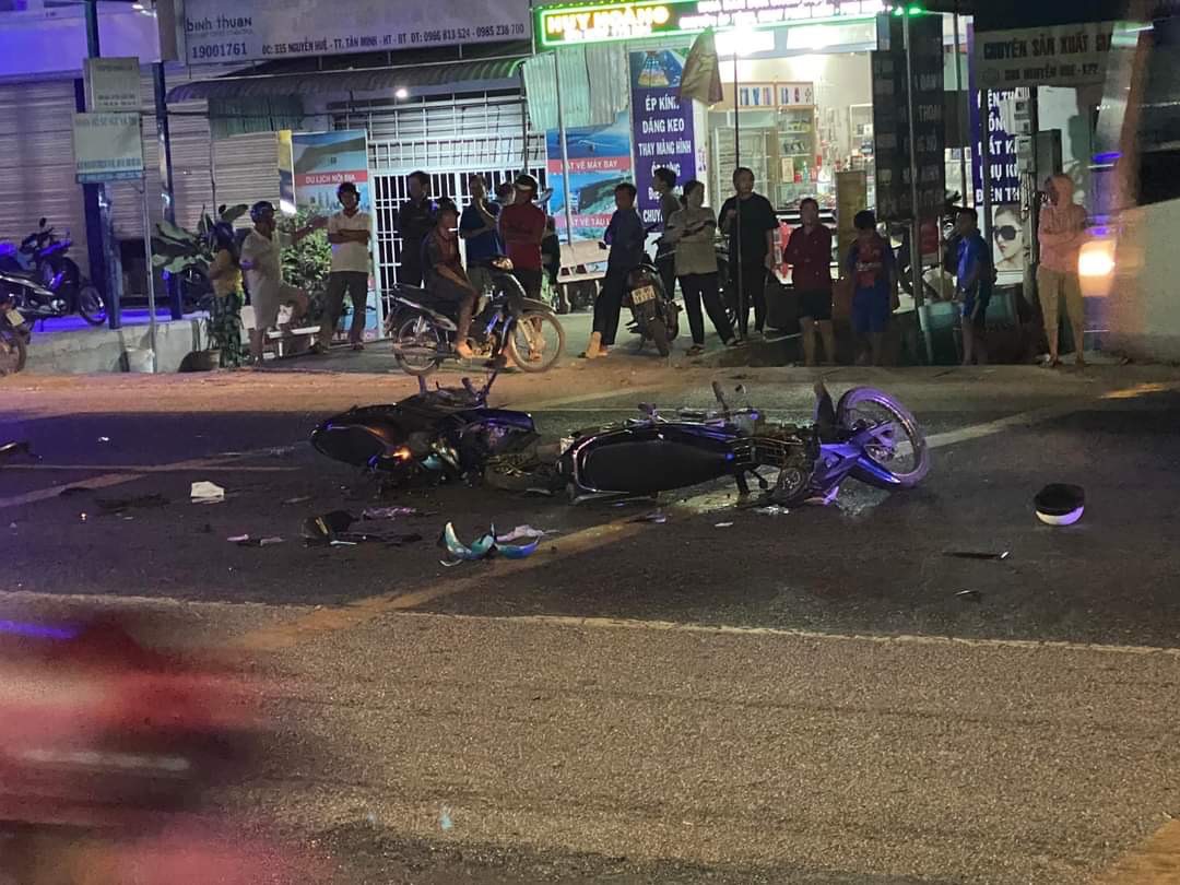 Hai xe máy va chạm trên Quốc lộ 1 khiến 2 người tử vong, 1 người bị thương nặng - Ảnh 1.