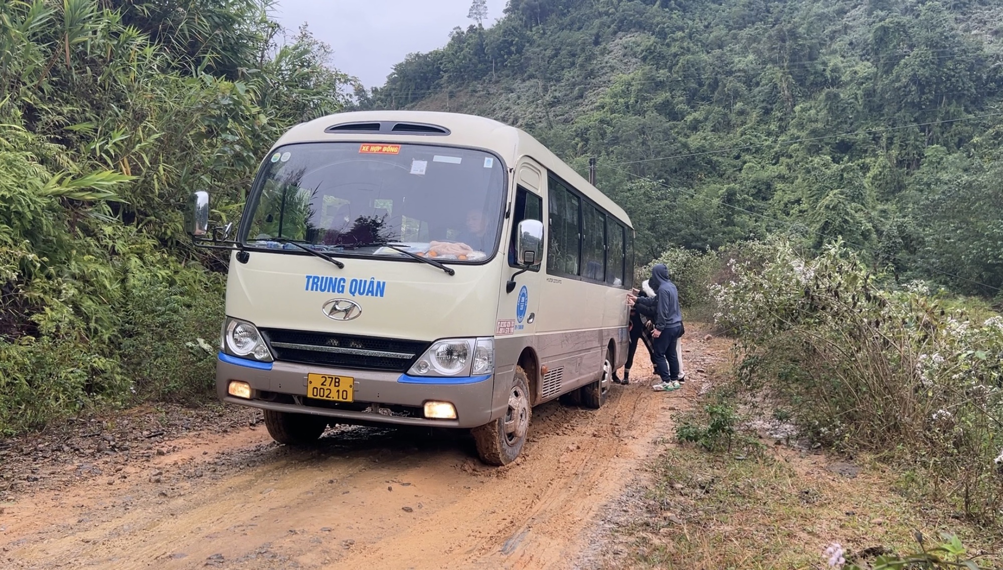 Vượt  hàng trăm km đường rừng mang “đông ấm” về với xã nghèo  - Ảnh 3.