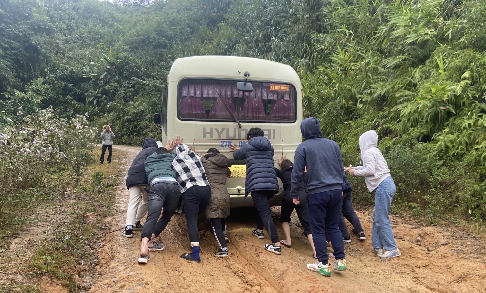 Vượt  hàng trăm km đường rừng mang “đông ấm” về với xã nghèo  - Ảnh 4.