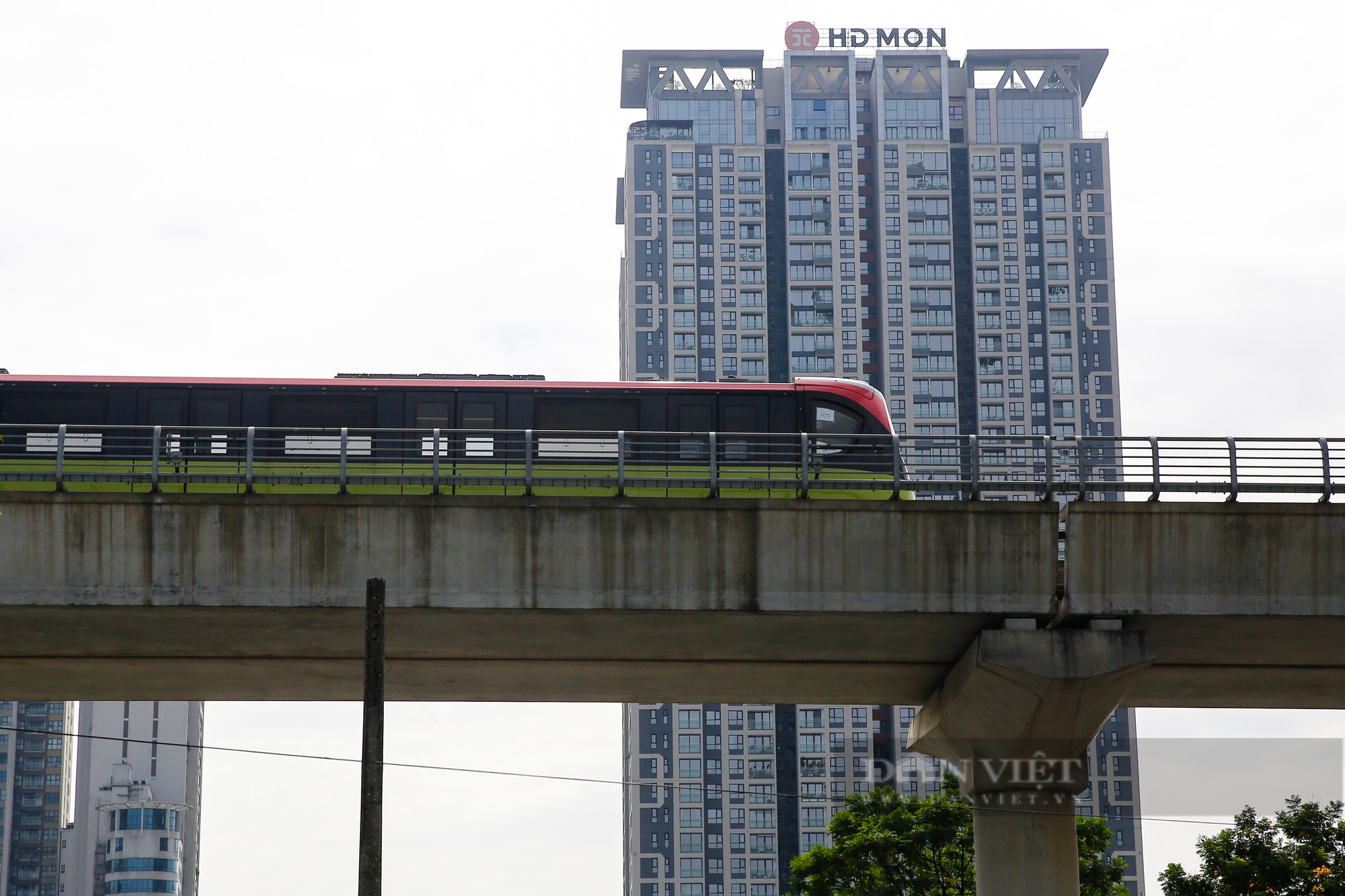Tuyến đường sắt đô thị 34.532 tỷ đồng tại Hà Nội chạy thử 8 đoàn tàu để đo hiệu suất - Ảnh 12.
