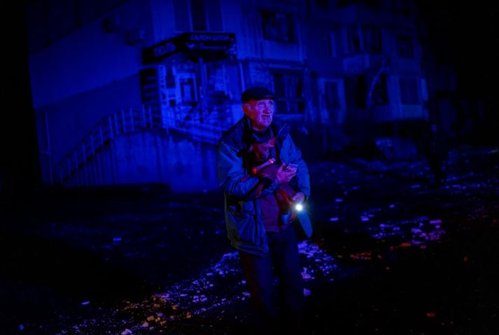 Ảnh: Người dân Kherson và cuộc sống khó khăn sau khi Ukraine giành lại thành phố - Ảnh 2.
