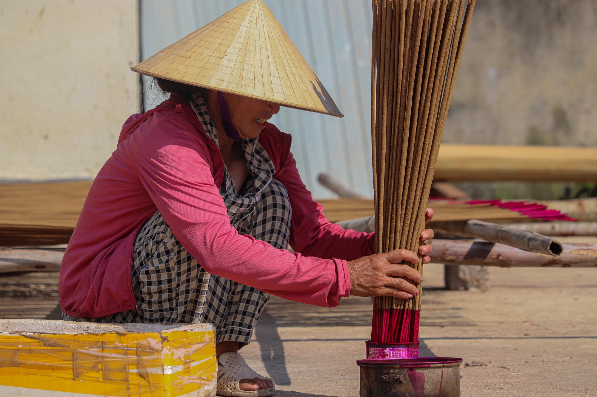 Quảng Bình: Làng hương trầm cổ 300 năm tuổi hối hả vào vụ Tết, cho thu nhập &quot;khủng&quot; - Ảnh 7.