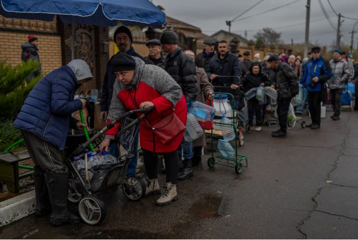 Ảnh: Người dân Kherson và cuộc sống khó khăn sau khi Ukraine giành lại thành phố - Ảnh 8.