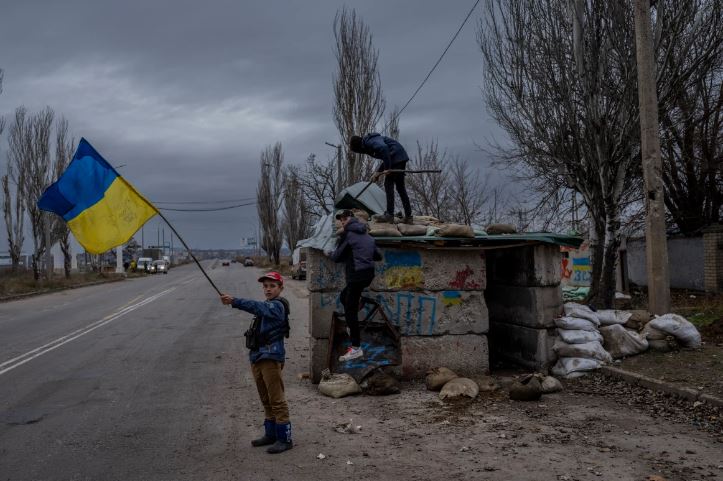 Ảnh: Người dân Kherson và cuộc sống khó khăn sau khi Ukraine giành lại thành phố - Ảnh 9.
