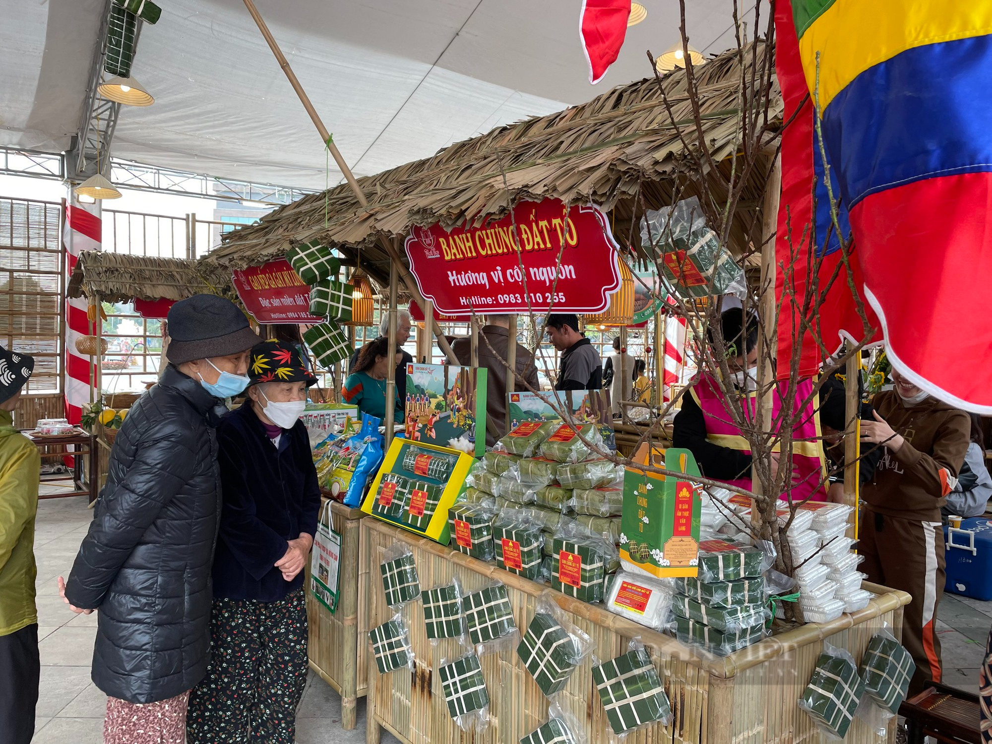 Người dân, du khách đã tay lượm sản phẩm OCOP tại ngày hội văn hóa, du lịch Tây Bắc - Ảnh 5.