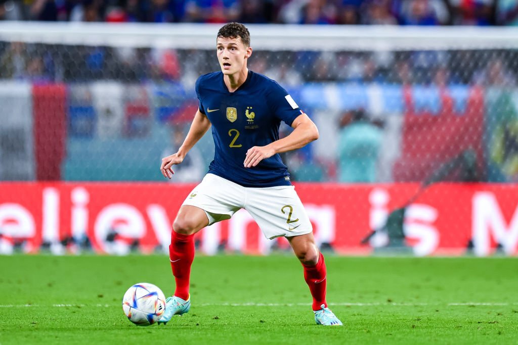 Nội bộ ĐT Pháp chia rẽ vì màn trình diễn kém cỏi của Benjamin Pavard - Ảnh 1.