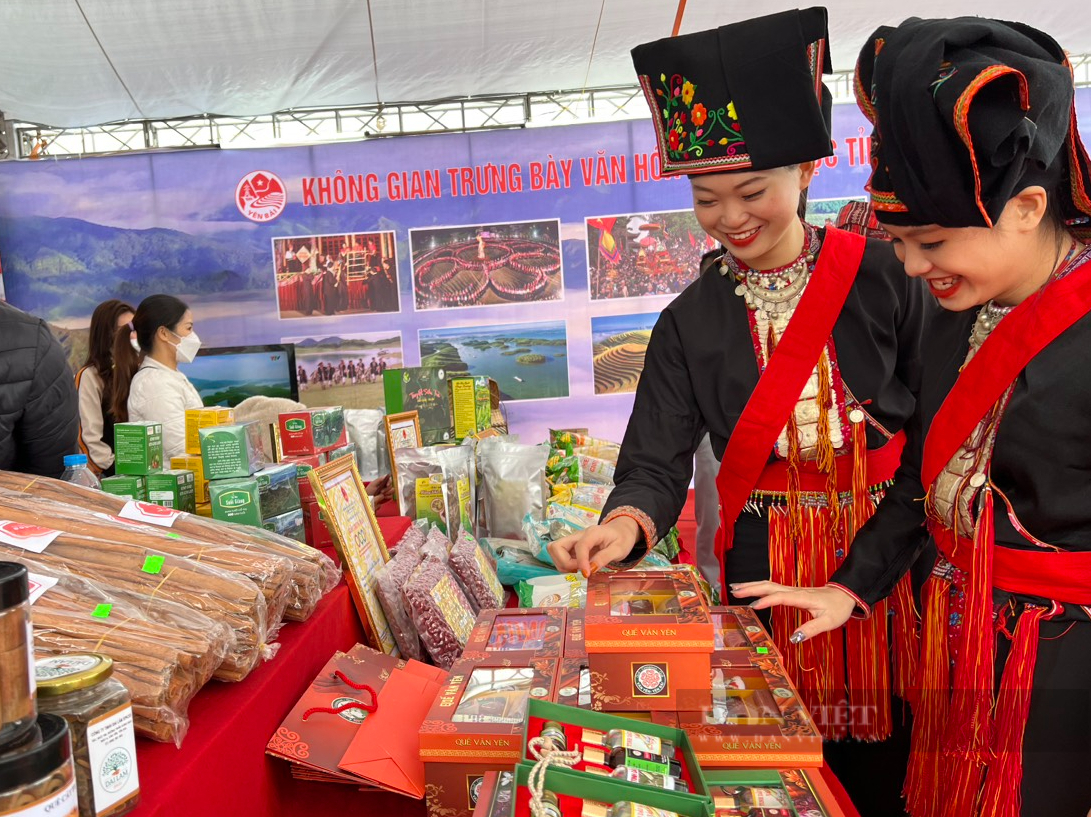 Người dân, du khách đã tay lượm sản phẩm OCOP tại ngày hội văn hóa, du lịch Tây Bắc - Ảnh 1.