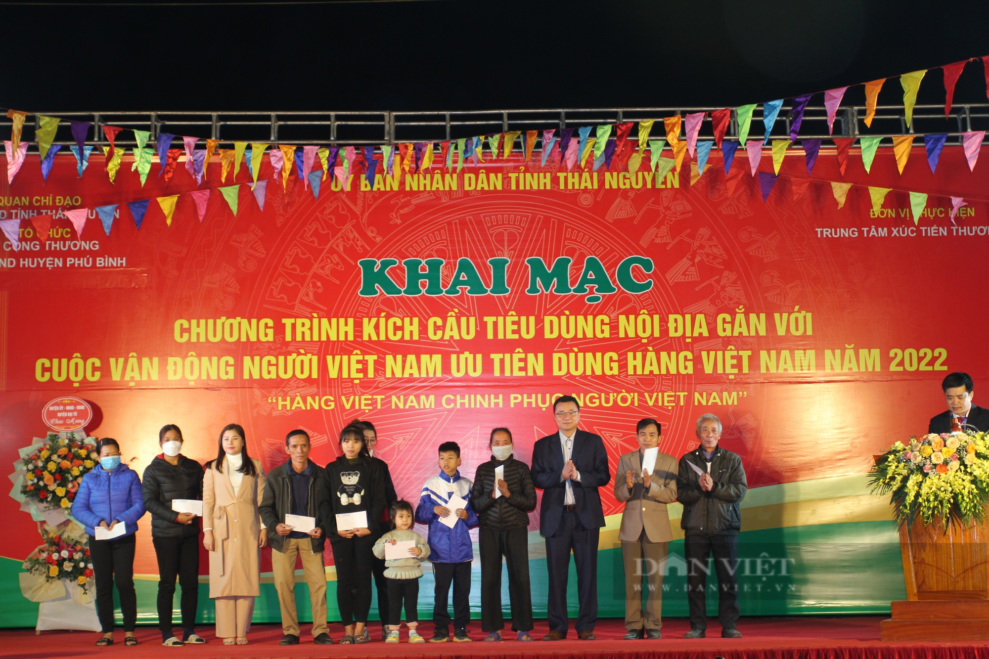 Thái Nguyên: Hội chợ kích cầu tiêu dùng gắn với cuộc vận động “Người Việt ưu tiên dùng hàng Việt” - Ảnh 8.