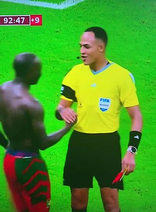 Trọng tài cười, bắt tay an ủi trước khi... rút thẻ đỏ phạt tiền đạo Cameroon - Ảnh 1.