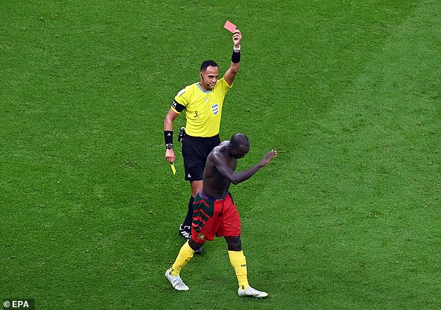 Trọng tài cười, bắt tay an ủi trước khi... rút thẻ đỏ phạt tiền đạo Cameroon - Ảnh 4.