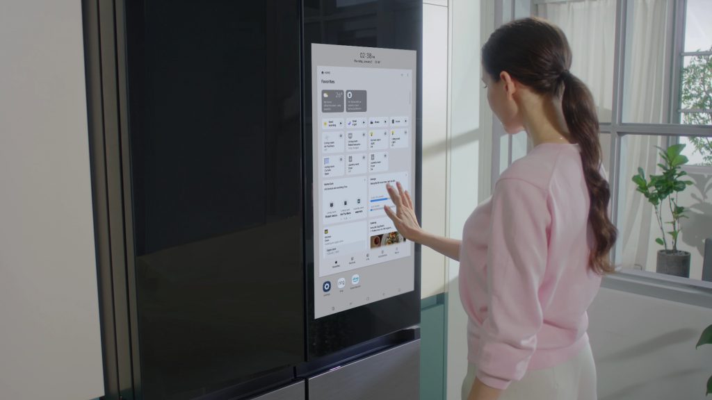 Samsung Electronics sẽ giới thiệu 'Tủ lạnh Bespoke Family Hub Plus' mới được trang bị màn hình cảm ứng lớn tại CES 2023, triển lãm thiết bị gia dụng lớn nhất thế giới sẽ được tổ chức tại Las Vegas, Hoa Kỳ từ ngày 5 tháng 1 tới đây. Ảnh: @Samsung.