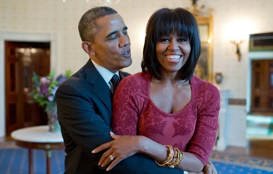 Bà Michelle kể từng 'không thể chịu đựng' ông Obama suốt 10 năm - Ảnh 1.