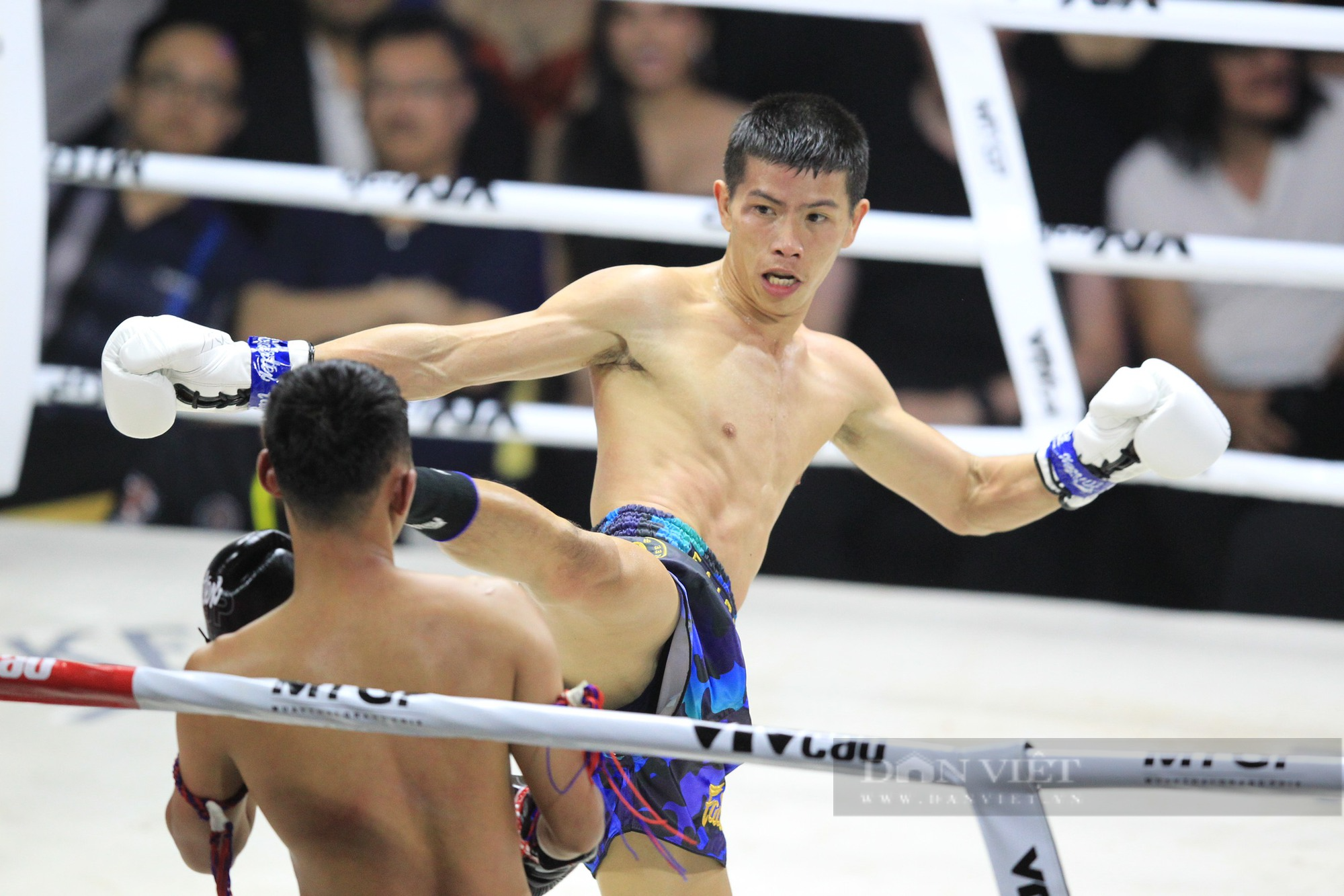 Liên tục cho võ sĩ Thái đo đài, nhà vô địch SEA Games Huỳnh Văn Tuấn khiến khán giả phấn khích - Ảnh 2.