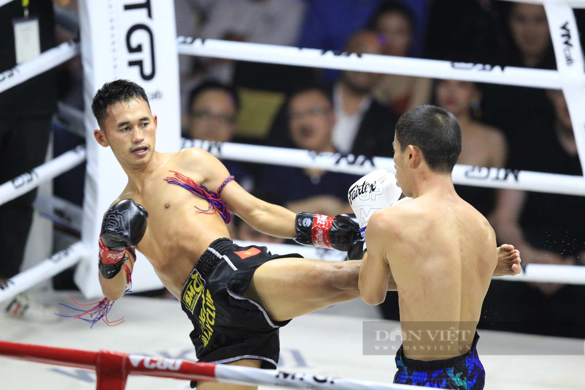 Liên tục cho võ sĩ Thái đo đài, nhà vô địch SEA Games Huỳnh Văn Tuấn khiến khán giả phấn khích - Ảnh 3.