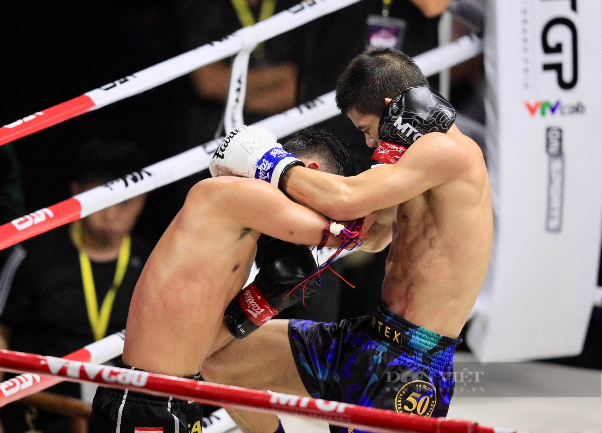 Liên tục cho võ sĩ Thái đo đài, nhà vô địch SEA Games Huỳnh Văn Tuấn khiến khán giả phấn khích - Ảnh 8.
