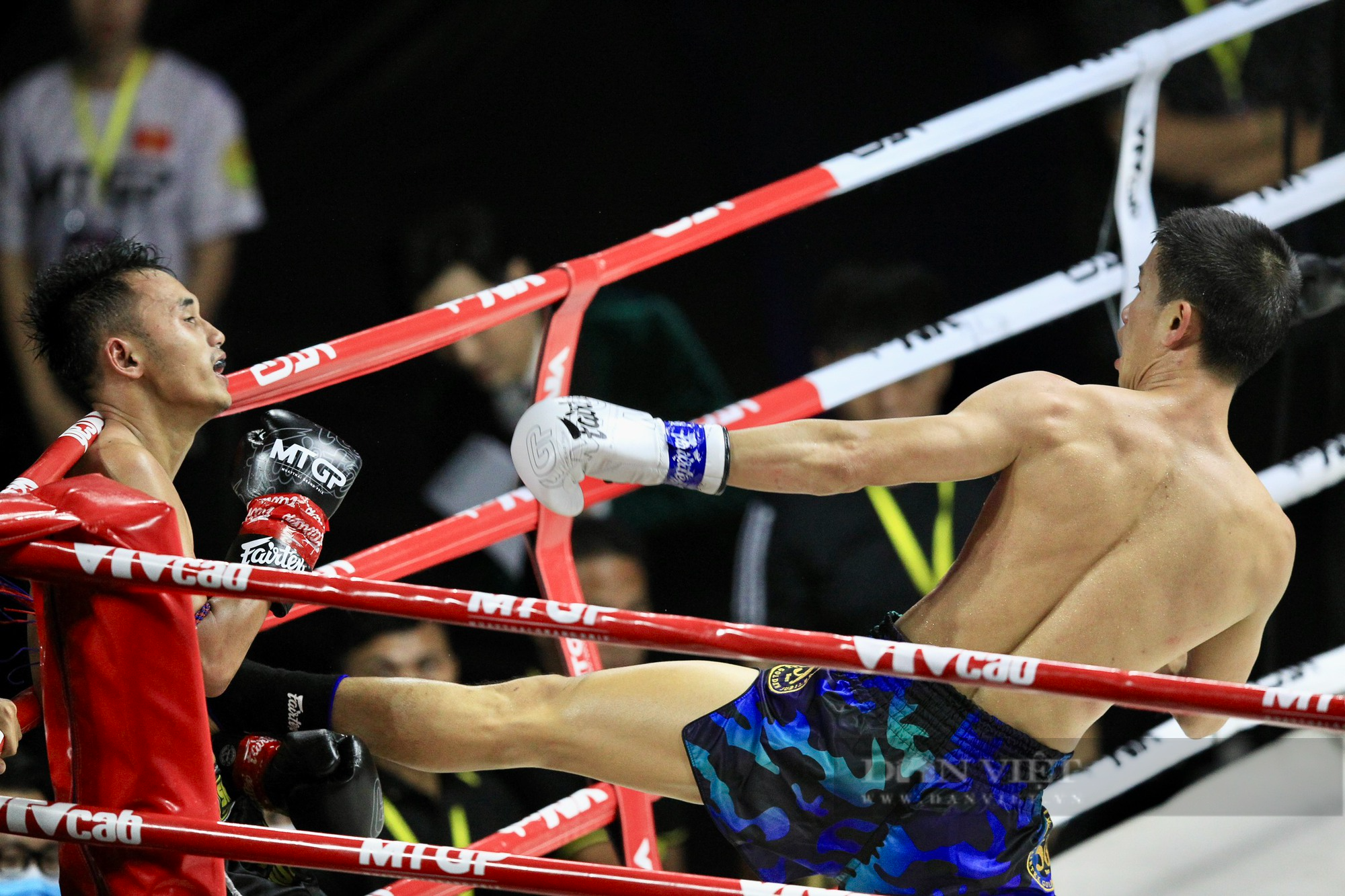 Liên tục cho võ sĩ Thái đo đài, nhà vô địch SEA Games Huỳnh Văn Tuấn khiến khán giả phấn khích - Ảnh 9.