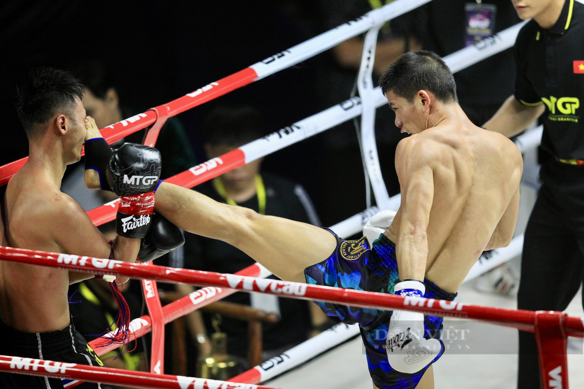 Liên tục cho võ sĩ Thái đo đài, nhà vô địch SEA Games Huỳnh Văn Tuấn khiến khán giả phấn khích - Ảnh 10.